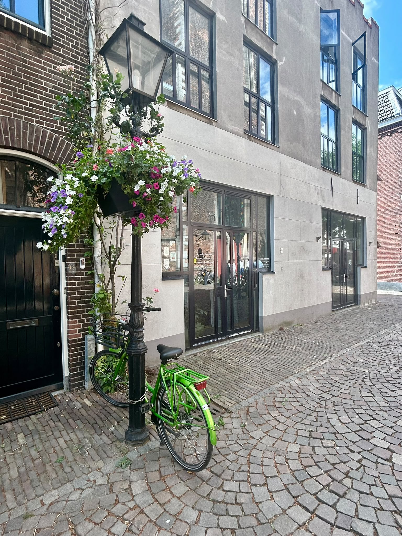 Voorkant van mijn praktijk voor massagetherapie aan Buurkerkhof 5 in Utrecht